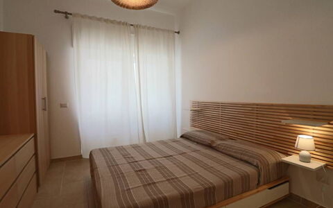 Nausica: Bett, Möbel, Interior Design, Schlafzimmer, Wand, Bedding, Holz, Bettdecke, Fussboden, Flooring