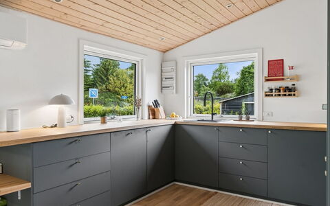 Arise - 1.5Km from the Sea: Flooring, Holz, Interior Design, Küche, Countertop, Fussboden, Cabinetry, Decke, Möbel, Zuhause