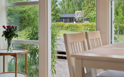 Arise - 1.5Km from the Sea: Möbel, Interior Design, Holz, Stuhl, Flooring, Tabelle, Fussboden, Küche & Esszimmer Tisch, Esszimmer, Glas