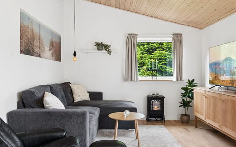 Arise - 1.5Km from the Sea: Couch, Interior Design, Möbel, Flooring, Wohnzimmer, Holz, Fussboden, Zimmer, Decke