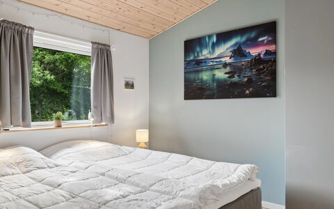 Arise - 1.5Km from the Sea: Schlafzimmer, Holz, Bett, Interior Design, Decke, Bettdecke, Fussboden, Bedding, Flooring, Bettrahmen