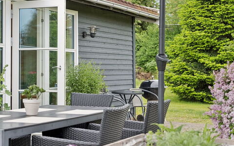 Arise - 1.5Km from the Sea: Möbel, Gartenmöbel, Strauch, Stuhl, Blumentopf, Veranda, Garten, Tür, Tisch Im Freien