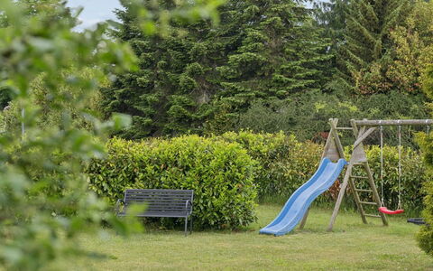 Arise - 1.5Km from the Sea: Gras, Strauch, Garten, Erholung, Freizeit, Spielmittel, Schatten, Rasen, Spielplatz Rutsche