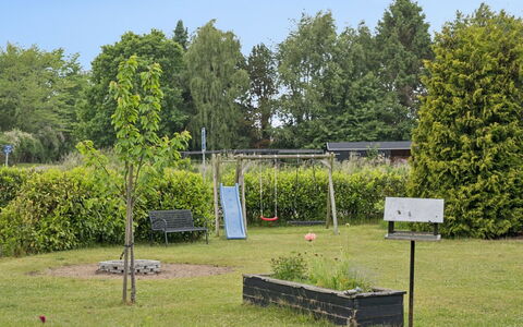 Arise - 1.5Km from the Sea: Gras, Strauch, Garten, Grundstueck, Ground, Rasen, Park, Landscaping, Schatten