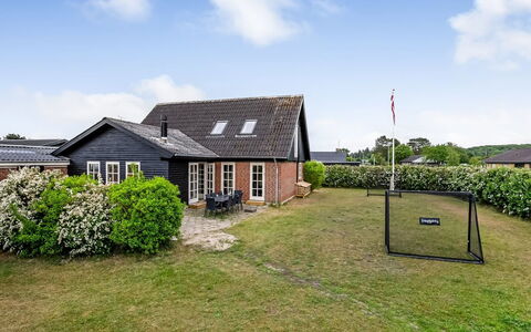 Chiuvana - 250M from the Sea: Gebäude, Gras, Haus, Dach, Zuhause, Wohngebiet, Hütte, Estate, Ländliches Gebiet, Rasen
