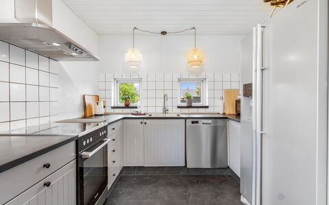 Chiuvana - 250M from the Sea: Küche, Küchengerät, Major Appliance, Decke, Flooring, Interior Design, Countertop, Light Fixture, Spüle, Fussboden