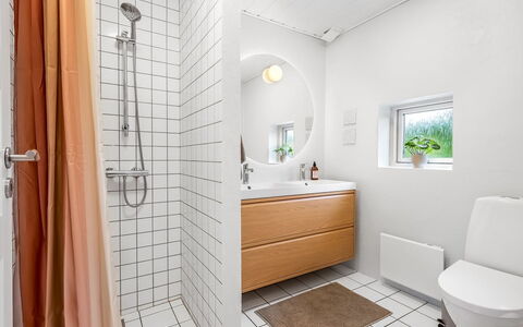 Chiuvana - 250M from the Sea: Flooring, Armatur, Badezimmer, Fussboden, Interior Design, Bad Sink, Sinken, Toilette, Installation, Zapfhahn