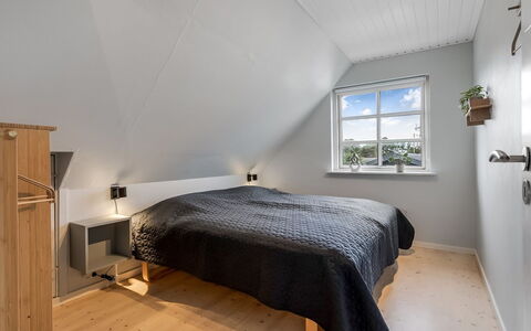 Chiuvana - 250M from the Sea: Flooring, Schlafzimmer, Holz, Decke, Fussboden, Interior Design, Bett, Bettdecke, Bedding, Beleuchtung