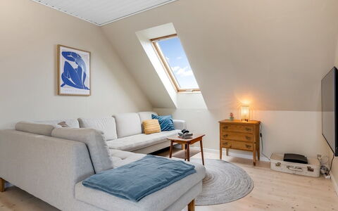 Chiuvana - 250M from the Sea: Möbel, Interior Design, Flooring, Fussboden, Holz, Decke, Couch, Zimmer, Beleuchtung, Wohnzimmer