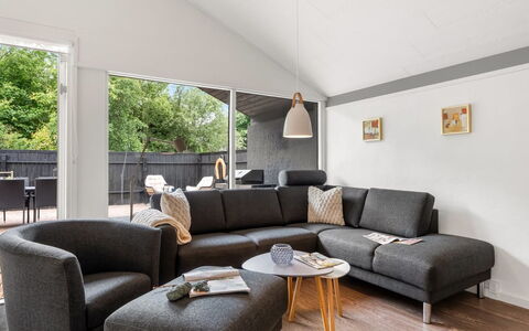 Sibyll - 1Km from the Sea: Holz, Möbel, Interior Design, Couch, Wohnzimmer, Zuhause, Flooring, Fussboden, Decke