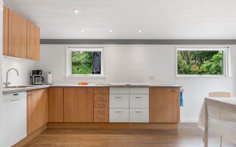 Sibyll - 1Km from the Sea: Flooring, Interior Design, Küche, Countertop, Holz, Decke, Cabinetry, Möbel, Fussboden, Zuhause