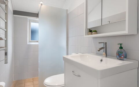 Sibyll - 1Km from the Sea: Badezimmer, Bad Sink, Armatur, Flooring, Wand, Sinken, Interior Design, Fussboden, Zapfhahn, Badezimmerschrank