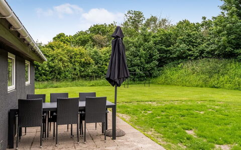 Sibyll - 1Km from the Sea: Grundstueck, Garten, Rasen, Schatten, Gartenmöbel, Landscaping, Tisch Im Freien, Garten, Hinterhof, Holzbeize