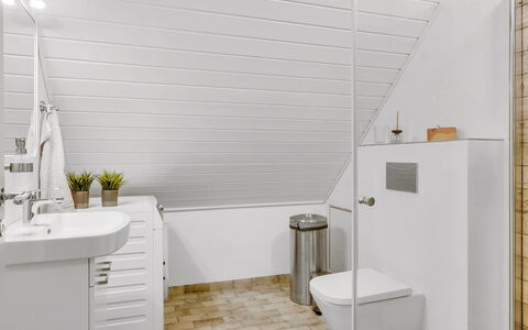 Yorrick - 5Km from the Sea: Flooring, Interior Design, Armatur, Fussboden, Decke, Badezimmer, Installation, Zapfhahn, Sinken, Badezimmerschrank