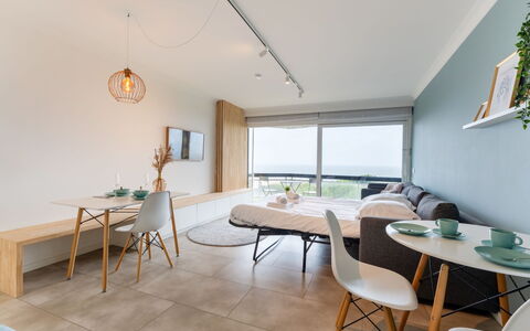 Poseidon with Seaview & Parking: Möbel, Flooring, Interior Design, Fussboden, Decke, Stuhl, Wohnung, Zimmer, Holzboden, Wohnzimmer