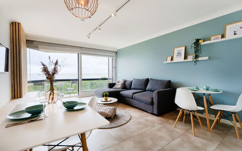 Poseidon with Seaview & Parking: Möbel, Flooring, Interior Design, Fussboden, Decke, Zimmer, Stuhl, Wohnung, Holzboden, Wohnzimmer