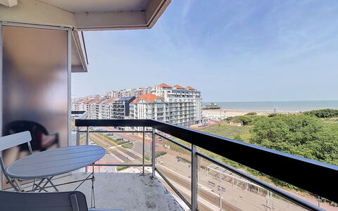 Poseidon with Seaview & Parking: Wohnung, Balkon, Eigentumswohnung, Glas, Schatten, Daylighting, Hotel