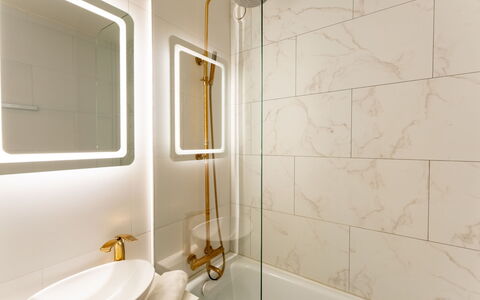Poseidon with Seaview & Parking: Wand, Interior Design, Badezimmer, Armatur, Flooring, Installation, Zapfhahn, Fliese, Design