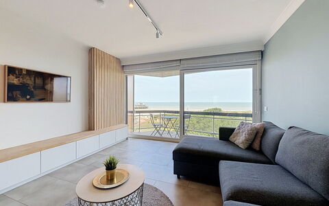 Poseidon with Seaview & Parking: Interior Design, Möbel, Flooring, Fussboden, Decke, Wohnung, Zimmer, Wohnzimmer, Meer, Couch