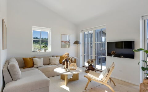 Raimund - 600M from the Sea: Couch, Wand, Möbel, Interior Design, Flooring, Fussboden, Holz, Wohnzimmer, Decke, Zuhause