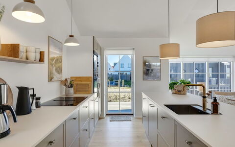 Raimund - 600M from the Sea: Küche, Countertop, Flooring, Interior Design, Möbel, Cabinetry, Küchengerät, Decke, Fussboden, Light Fixture