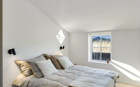 Raimund - 600M from the Sea: Wand, Interior Design, Schlafzimmer, Decke, Holz, Möbel, Bett, Flooring, Fussboden, Linens