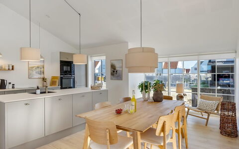 Raimund - 600M from the Sea: Möbel, Interior Design, Flooring, Fussboden, Küche, Countertop, Light Fixture, Holz, Decke, Küche & Esszimmer Tisch