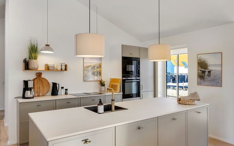 Raimund - 600M from the Sea: Countertop, Küche, Interior Design, Möbel, Flooring, Küchengerät, Light Fixture, Cabinetry, Decke, Fussboden