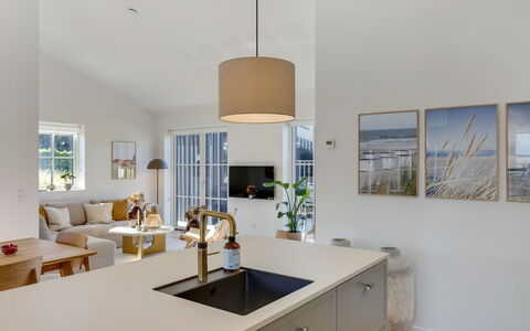 Raimund - 600M from the Sea: Möbel, Interior Design, Flooring, Countertop, Fussboden, Decke, Light Fixture, Küche, Holz, Cabinetry