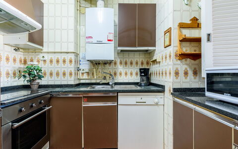 Helios: Küche, Küchengerät, Major Appliance, Countertop, Flooring, Holz, Herd, Cabinetry, Haushaltsgerät, Interior Design