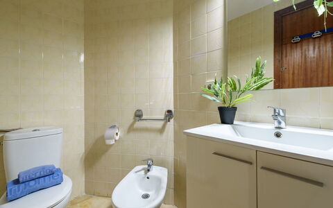 Helios: Toilleten Sitz, Badezimmer, Armatur, Toilette, Flooring, Bad Sink, Sinken, Fussboden, Interior Design, Zapfhahn