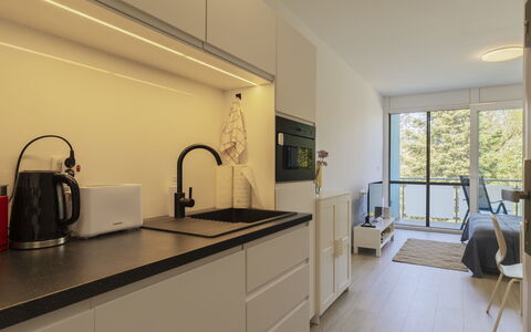 Gárdonyi Garden: Küche, Interior Design, Countertop, Flooring, Holz, Fussboden, Küchengerät, Möbel, Decke, Cabinetry