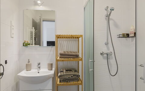 Gárdonyi Garden: Badezimmer, Armatur, Interior Design, Wand, Flooring, Fussboden, Toilette, Bad Sink, Sinken, Zapfhahn