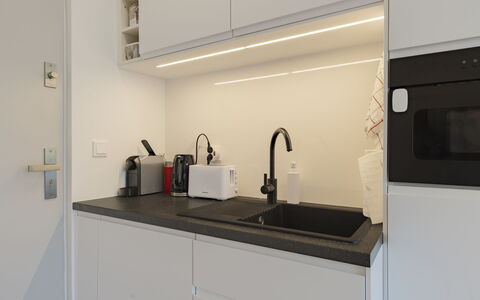 Gárdonyi Garden: Küche, Countertop, Küchengerät, Interior Design, Spüle, Armatur, Cabinetry, Major Appliance, Zapfhahn, Sinken