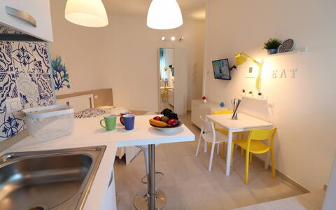 Casa Maya a Otranto: Interior Design, Möbel, Flooring, Holz, Fussboden, Zimmer, Decke, Beleuchtung, Countertop, Küche