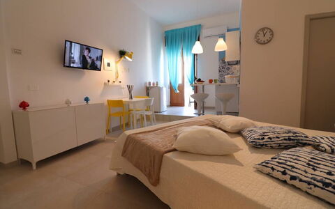 Casa Maya a Otranto: Möbel, Interior Design, Schlafzimmer, Flooring, Fussboden, Bett, Zimmer, Decke, Beleuchtung, Bettdecke