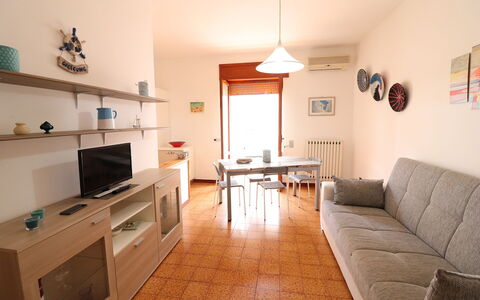 Margherita: Möbel, Interior Design, Flooring, Holz, Fussboden, Zimmer, Wohnzimmer, Tabelle, Couch, Bilderrahmen