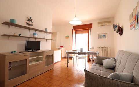 Margherita: Möbel, Interior Design, Flooring, Holz, Fussboden, Zimmer, Decke, Wohnzimmer, Beleuchtung, Tabelle