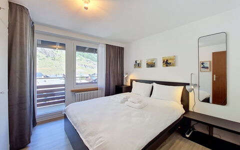 Saphir: Interior Design, Zuhause, Wohnung, Decke, Schlafzimmer, Bett, Bettrahmen, Suite, Hartholz, Hotel