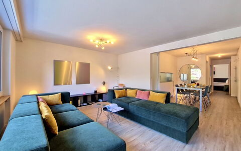 Saphir: Interior Design, Möbel, Flooring, Couch, Fussboden, Decke, Wohnzimmer, Zimmer, Beleuchtung, Holzboden