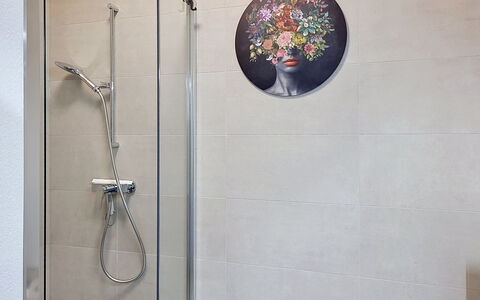 Apt. City Stay Lugano: Armatur, Flooring, Badezimmer, Duschkopf, Fliese, Fussboden, Installation, Dusche, Interior Design, Brausenstange