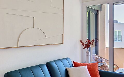 Apt. City Stay Lugano: Möbel, Couch, Interior Design, Wohnzimmer, Komfort, Dekokissen, Kissen, Kissen, Kaffetisch