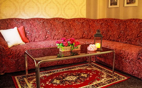 Herlíkovice: Möbel, Couch, Rot, Interior Design, Textil, Wohnzimmer, Flooring, Fussboden, Rosa