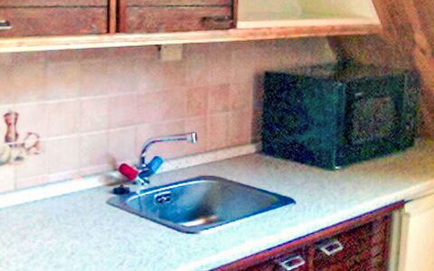Herlíkovice: Holz, Küche, Spüle, Flooring, Countertop, Cabinetry, Armatur, Fussboden, Sinken, Zapfhahn