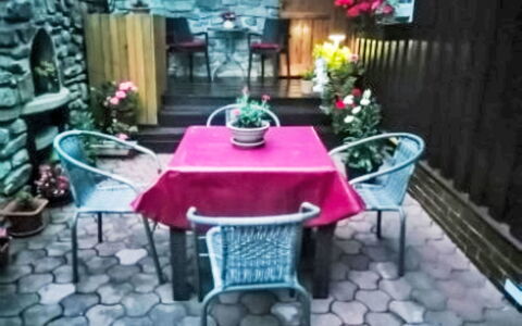 Herlíkovice: Möbel, Stuhl, Tisch Im Freien, Blumentopf, Zimmerpflanze, Floristik, Gartenmöbel, Tischdecke, Kaffetisch