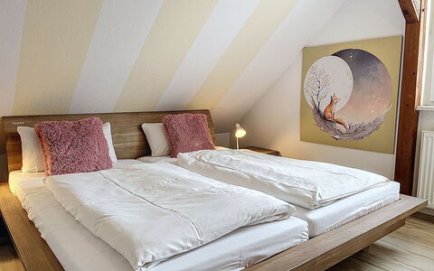 Ankerplatz: Bett, Möbel, Interior Design, Schlafzimmer, Flooring, Fussboden, Bedding, Bettdecke, Holz, Linens