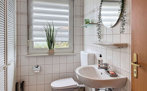 Ankerplatz: Badezimmer, Armatur, Bad Sink, Interior Design, Sinken, Flooring, Toilette, Zapfhahn, Installation, Toilleten Sitz