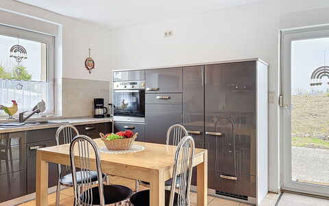 Ankerplatz: Möbel, Küche, Countertop, Interior Design, Flooring, Cabinetry, Küchengerät, Stuhl, Fussboden, Holz