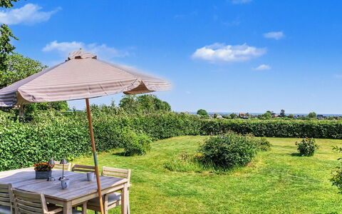 Olufdine - 350M from the Sea: Möbel, Strauch, Gartenmöbel, Tabelle, Garten, Grundstueck, Tisch Im Freien, Rasen, Ground, Stuhl