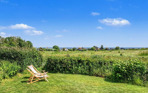 Olufdine - 350M from the Sea: Himmel, Blau, Grün, Wiese, Strauch, Grundstueck, Einfach, Garten, Rasen